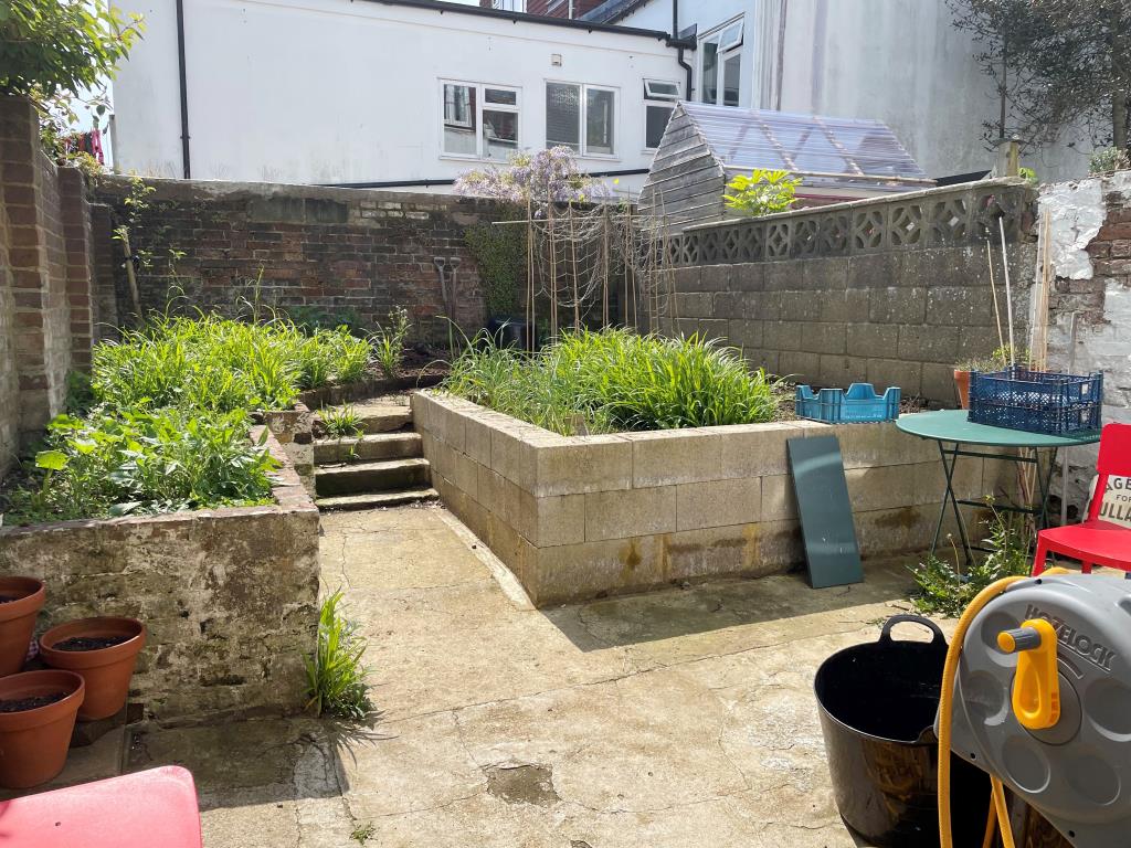 Lot: 23 - MIXED USE PART POSSESSION FOR INVESTMENT - south facing rear patio garden with beds